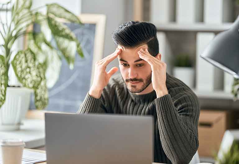 Hombre con computador portatil